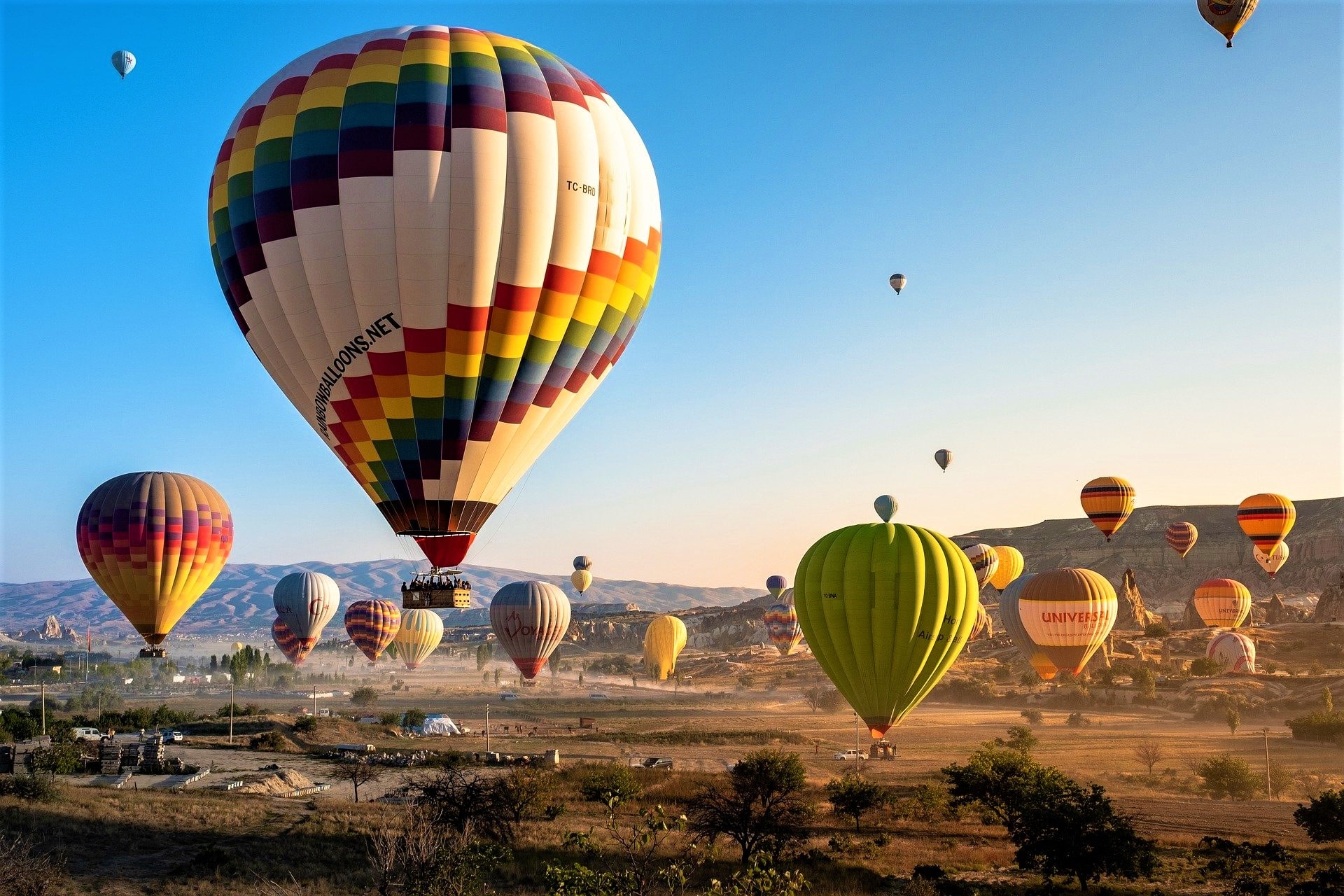 motto doe niet Nathaniel Ward Top 15 Most Popular Hot Air Balloon Festivals Around The World - The Strong  Traveller